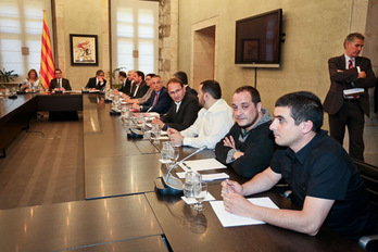 Imagen de la reunión de partidos, diputaciones e instituciones locales esta tarde en el Palau de la Generalitat. (Albert GARCIA)