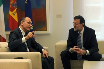 Rajoy, a la derecha, durante la reunión que mantuvo ayer con el primer ministro italiano, Enrico Letta. (Dominique FAGET/AFP)