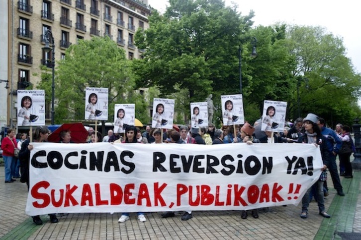Los extrabajadores de las cocinas hospitalarias se han concentrado para denunciar la privatización. (Iñigo URIZ/ARGAZKI PRESS)