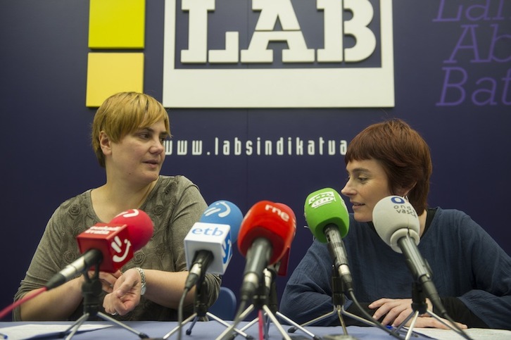 La secretaria general de LAB, Ainhoa Etxaide, junto a la secretaria de negociación colectiva, Garbiñe Aranburu, en la rueda de prensa. (Monika del VALLE/ARGAZKI PRESS)