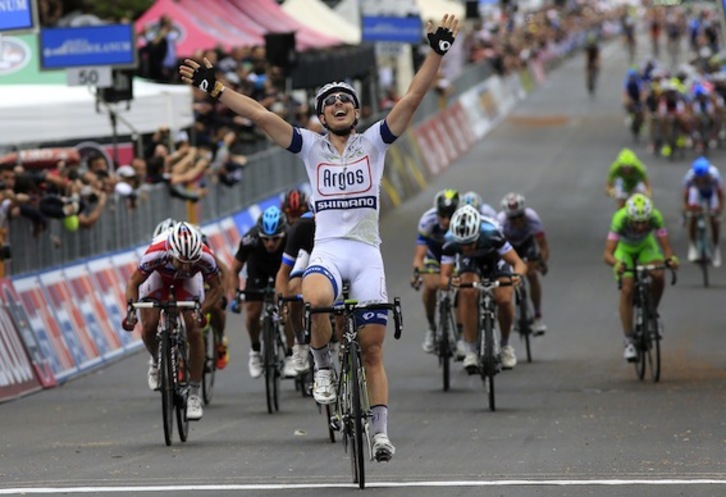 John Degenkolb celebra, con los brazos en alto, su victoria. (Luk BENIES/AFP PHOTO)