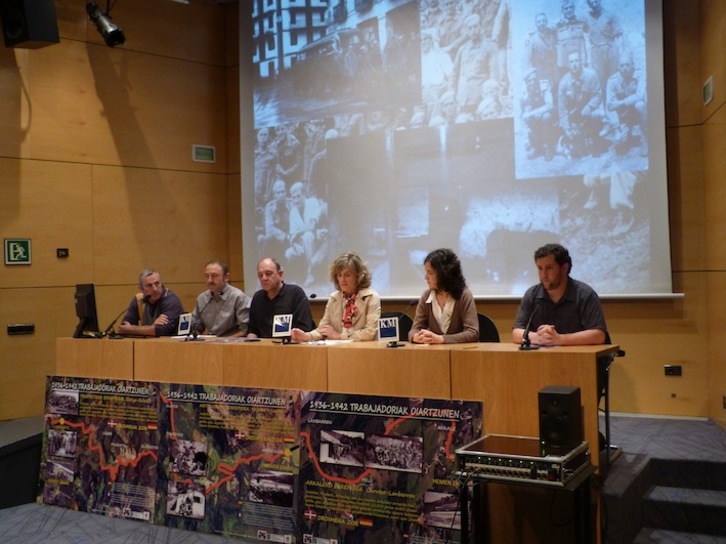 Marina Bidasoro, junto a la alcaldesa de Oiartzun y representantes de Kattin Txiki. (DIPUTACIÓN DE GIPUZKOA)