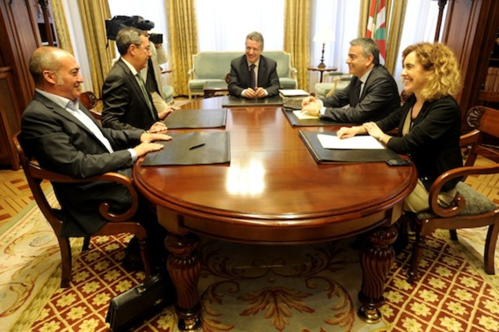 El lehendakari, los tres diputados generales y la presidenta de Eudel. (Juanan RUIZ/ARGAZKI PRESS)