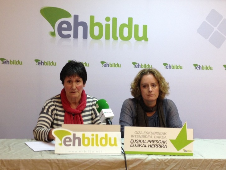 Ino Galparsoro eta Ainhoa Beola, goizean egindako agerraldian. (EH BILDU)