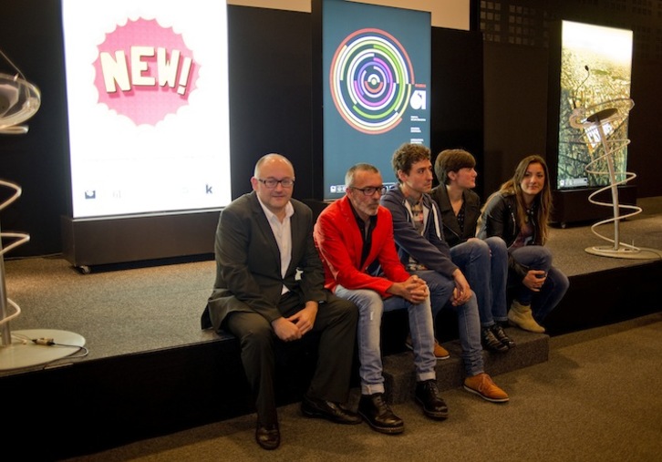 José Luis Rebordinos yToni Pontí junto a los autores de otros carteles de Zinemaldia. (Juan Carlos RUIZ/ARGAZKI PRESS)