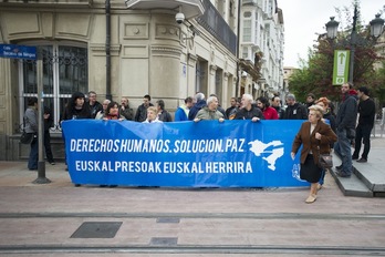 Gasteizko Legebiltzarraren aurrean egin duten elkarretaratzea. (Juanan RUIZ/ARGAZKI PRESS)