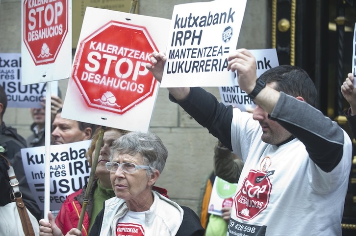 Afectados por los desahucios y miembros de la plataforma Stop Desahucios se han concentrado ante la sede central de Kutxabank en Donostia. (Jon URBE/ARGAZKI PRESS)