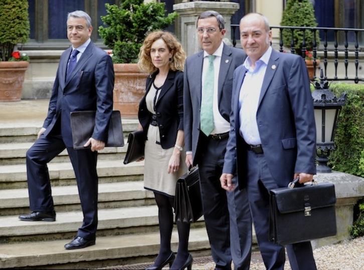 Una de las imágenes que dejó la reunión entre Lakua y las diputaciones. (Juanan RUIZ/ARGAZKI PRESS)