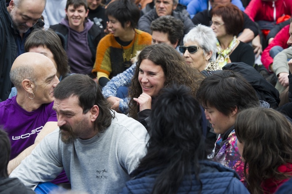 Urtza Alkorta, jendez inguratuta. (Luis JAUREGIALTZO/ARGAZKI PRESS) Urtza Alkorta, jendez inguratuta. (Luis JAUREGIALTZO/ARGAZKI PRESS)