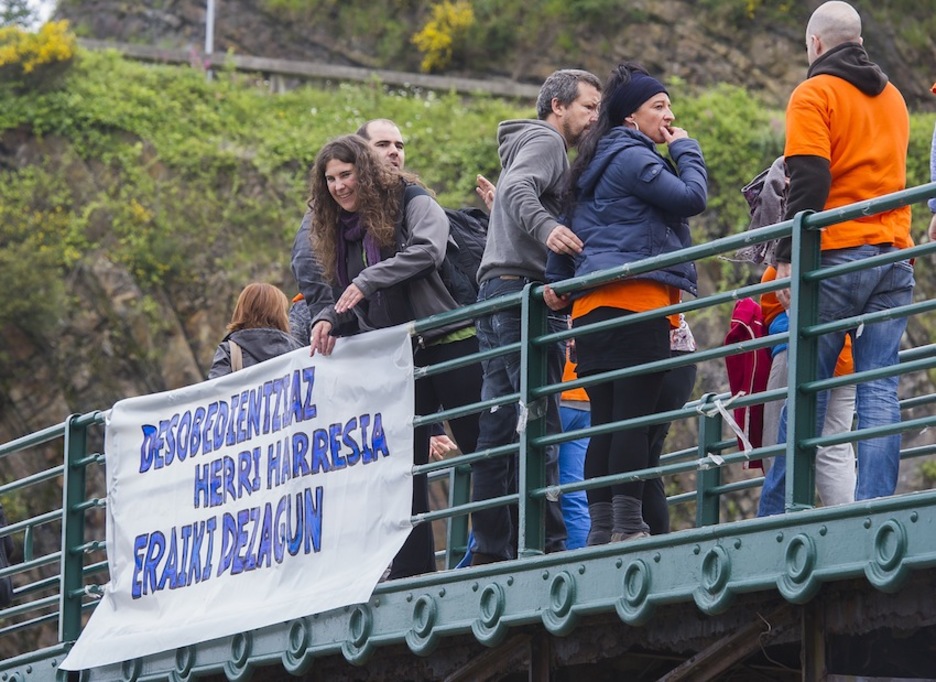 Ondarroako zubian pankarta bat ipintzen. (Luis JAUREGIALTZO/ARGAZKI PRESS) Ondarroako zubian pankarta bat ipintzen. (Luis JAUREGIALTZO/ARGAZKI PRESS)