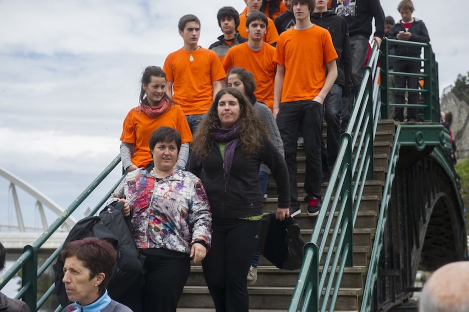 Ondarroako zubitik jaisten jendearen babespean. Luis JAUREGIALTZO/ARGAZKI PRESS) Ondarroako zubitik jaisten jendearen babespean. Luis JAUREGIALTZO/ARGAZKI PRESS)