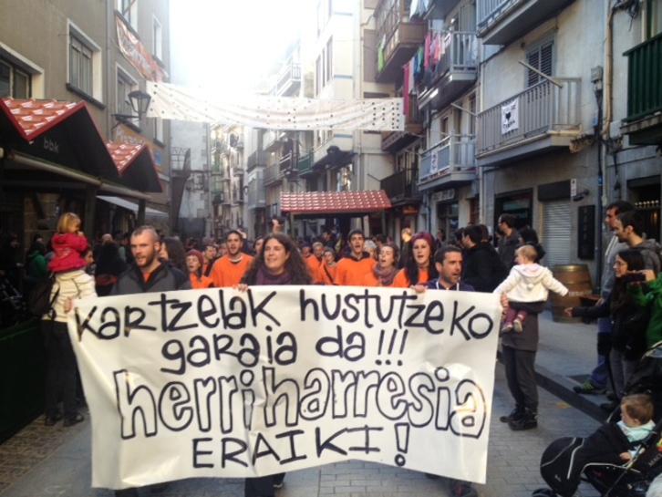 ‘Kartzelak hustutzeko garaia da’ lelopean manifestazioa egin dute Ondarroan. (Ion TELLERIA)
