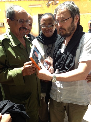 Urko Aiartza regala el libro al secretario general del Fronte Polisario. (NAIZ.INFO)