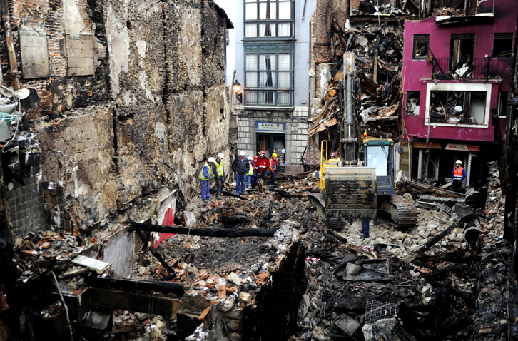 El incendio calcinó varias casas en la parte vieja de Bermeo. (Marisol RAMIREZ / ARGAZKI PRESS)
