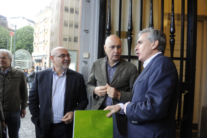 Ramón Jáuregui (derecha) junto a Rodolfo Ares y José Antonio Pastor. (ARGAZKI PRESS)