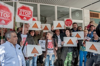 Protesta de Stop Desahucios ante la sede del PP en Donostia. (ARGAZKI PRESS)