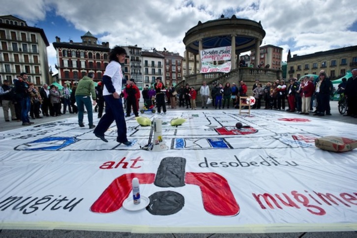 Protesta realizada por diversos colectivos en la plaza del Castillo de Iruñea. (Iñigo URIZ/ARGAZKI PRESS)