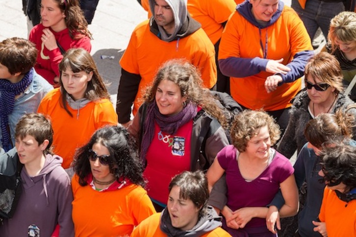 Urtza Alkorta, jendez inguratuta, manifestazioan. (Aritz LOIOLA)