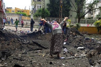 Una mujer, en la zona afectada por una de las explosiones. (Cem GENCO/AFP PHOTO) 