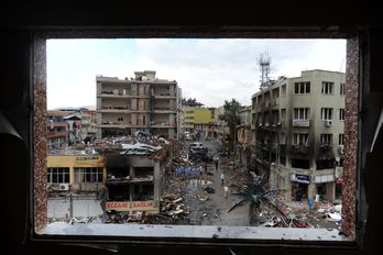 Imagen del edificio dañado por los coches bomba. (Bulent KILIC / AFP)