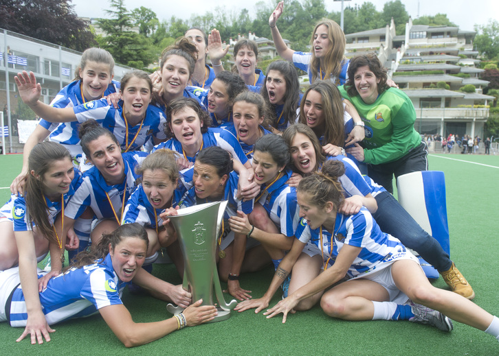 Las jugadoras de la Real celebran el título. (Jon URBE / ARGAZKI PRESS)