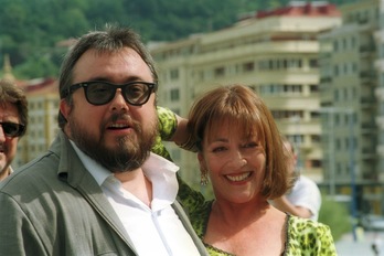 Carmen Maura, junto con Álex de la Iglesia, en Zinemaldia del año 2000. (Juan Carlos RUIZ/ARGAZKI PRESS)