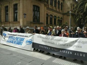 Concentración celebrada esta mañana frente a la catedral del Buen Pastor. (HERRIRA)