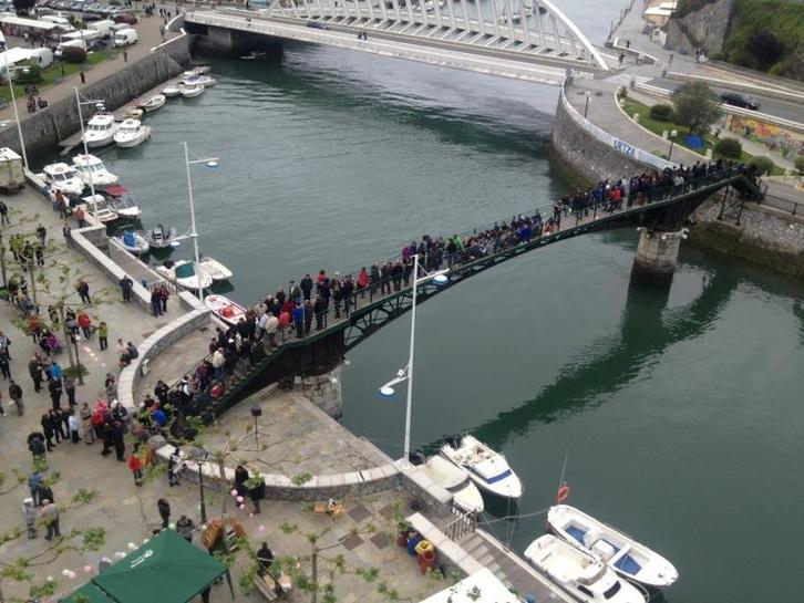 Herri harresia, goizean, Ondarroako zubian. (Ion TELLERIA)