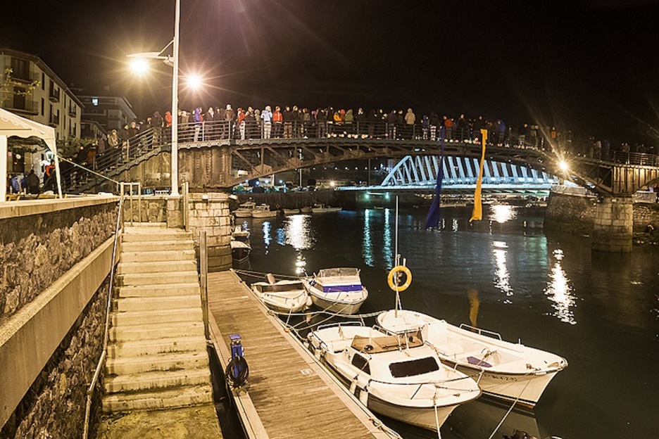 Hiru alarma izan dira gauean zehar. Jendeak azkar hartzen du zubia. (Aritz LOIOLA) Hiru alarma izan dira gauean zehar. Jendeak azkar hartzen du zubia. (Aritz LOIOLA)