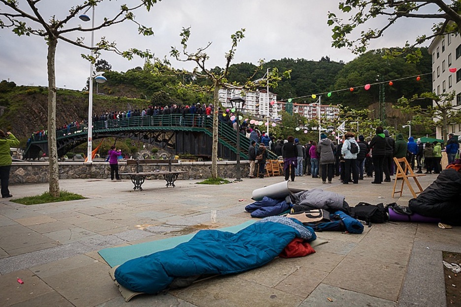 Zubia bere osotasunean hartzen dute ‘turrunek’ jotzen duen aldiro. (Aritz LOIOLA) Zubia bere osotasunean hartzen dute ‘turrunek’ jotzen duen aldiro. (Aritz LOIOLA)