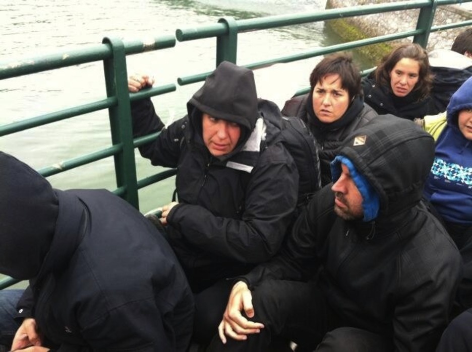 Iurretatik 6-8 furgoneta atera direla zabaldu den bezain laster osatu dute zubi harresia Urtza inguratzeko. (@maitebidarte) Iurretatik 6-8 furgoneta atera direla zabaldu den bezain laster osatu dute zubi harresia Urtza inguratzeko. (@maitebidarte)