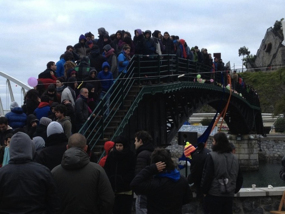 Goizeko 7.00etako alarmarekin osatu den zubi harresia. (@iontelleria) Goizeko 7.00etako alarmarekin osatu den zubi harresia. (@iontelleria)