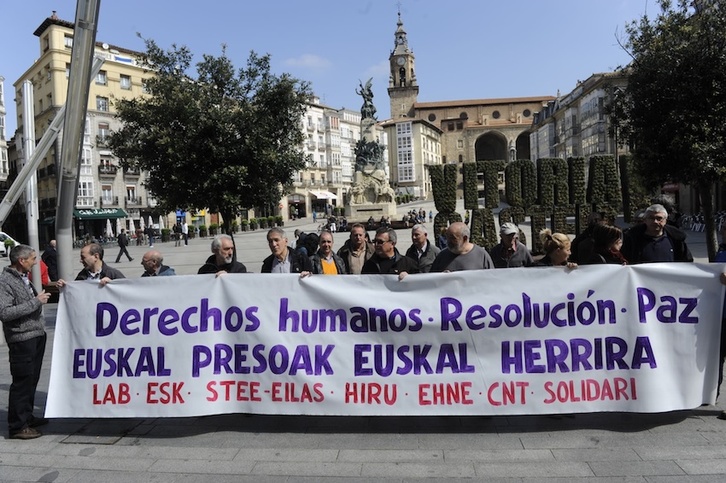 Concentración de los sindicatos en Gasteiz. (ARGAZKI PRESS)