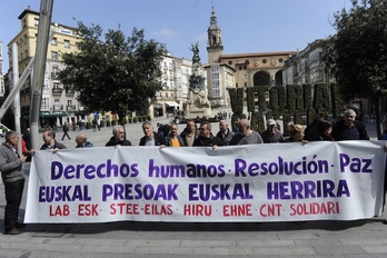 Concentración de los sindicatos en Gasteiz. (ARGAZKI PRESS)