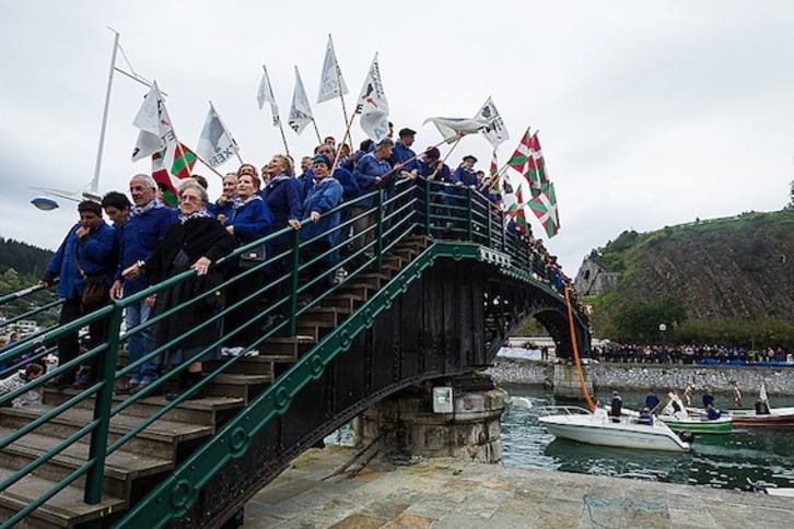 Concentración sobre el puente de Ondarroa. (Aritz LOIOLA)