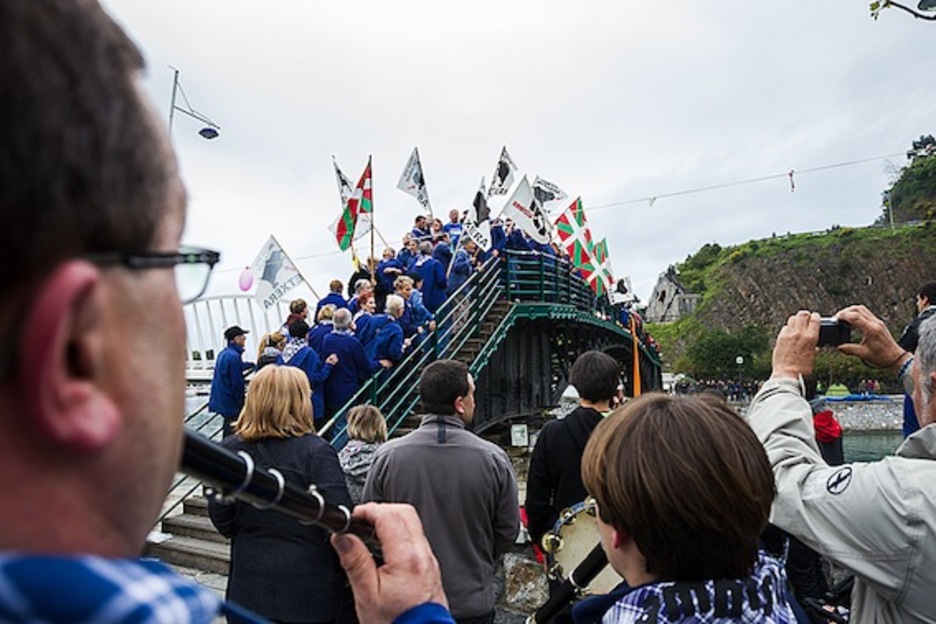 Ondarroako zubian egin duten ekimen berezia. (Aritz LOIOLA) Ondarroako zubian egin duten ekimen berezia. (Aritz LOIOLA)