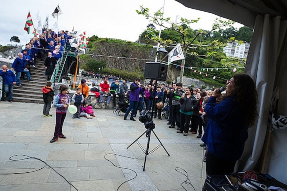 Urtza Alkorta, zubian bildutakoei hizketan. (Aritz LOIOLA) Urtza Alkorta, zubian bildutakoei hizketan. (Aritz LOIOLA)