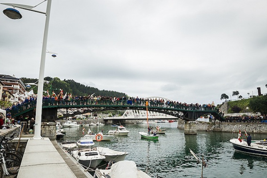 Ondarroako zubia, elkartasunez gainezka. (Aritz LOIOLA) Ondarroako zubia, elkartasunez gainezka. (Aritz LOIOLA)