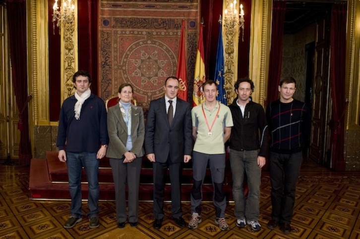 Alexei Bolotov argazkiaren eskuinean, 2008an Nafarroako Gobernuak Denis Urubkori Urrezko Domina eman zion ekitaldian. (NAVARRA.ES)