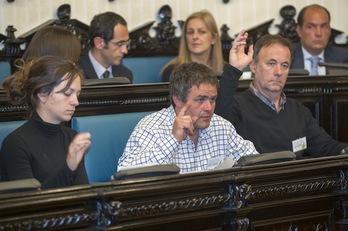 Los concejales de EH Bildu Itziar Amestoy, Antxon Belakortu y Kike Fernández de Pinedo, durante el pleno. (Juanan RUIZ/ARGAZKI PRESS)