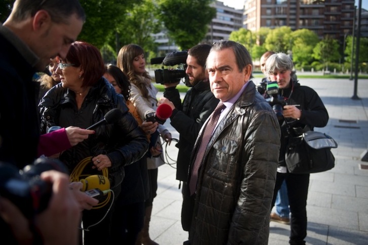 Sánchez Asiáin se dirige a los periodistas a las puertas del juzgado. (Iñigo URIZ/ARGAZKI PRESS)