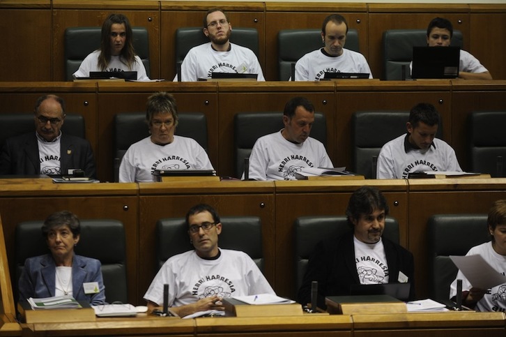 Parlamentarios de EH Bildu vestidos con camisetas a favor del muro popular. (ARGAZKI PRESS)