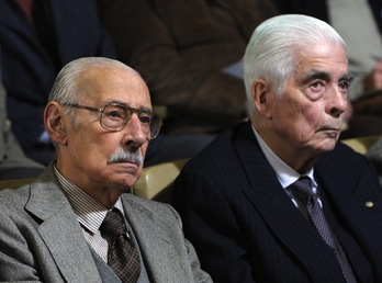 Jorge Videla, a la izquierda, durante el juicio en Córdoba en 2010. (Juan MABROMATA/AFP)