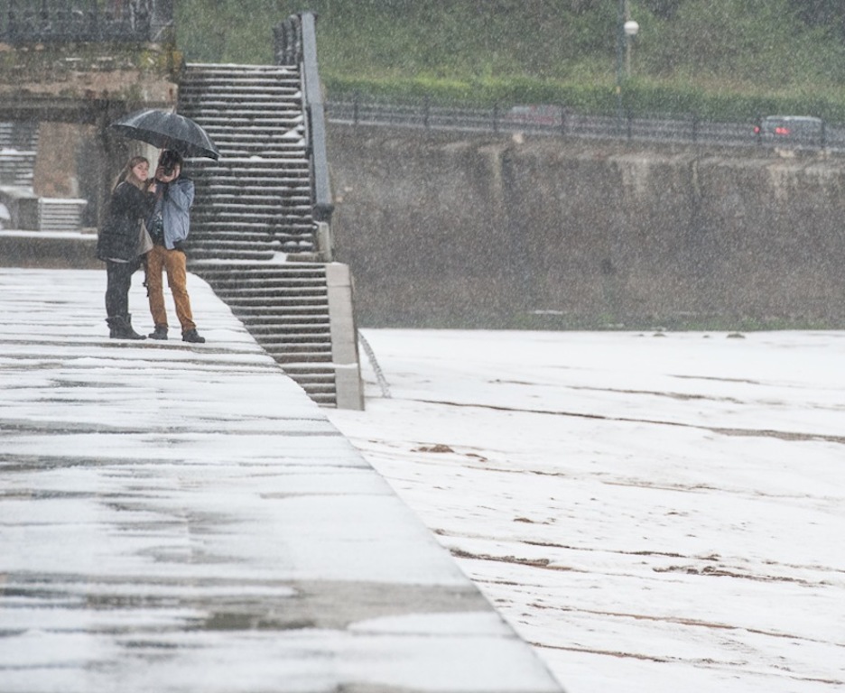 Arratsaldeko 18.30ak inguruan bota du kazkabarra eta jendeak argazkiak ateratzeko aukera probestu du. (Gorka RUBIO/ARGAZKI PRESS)