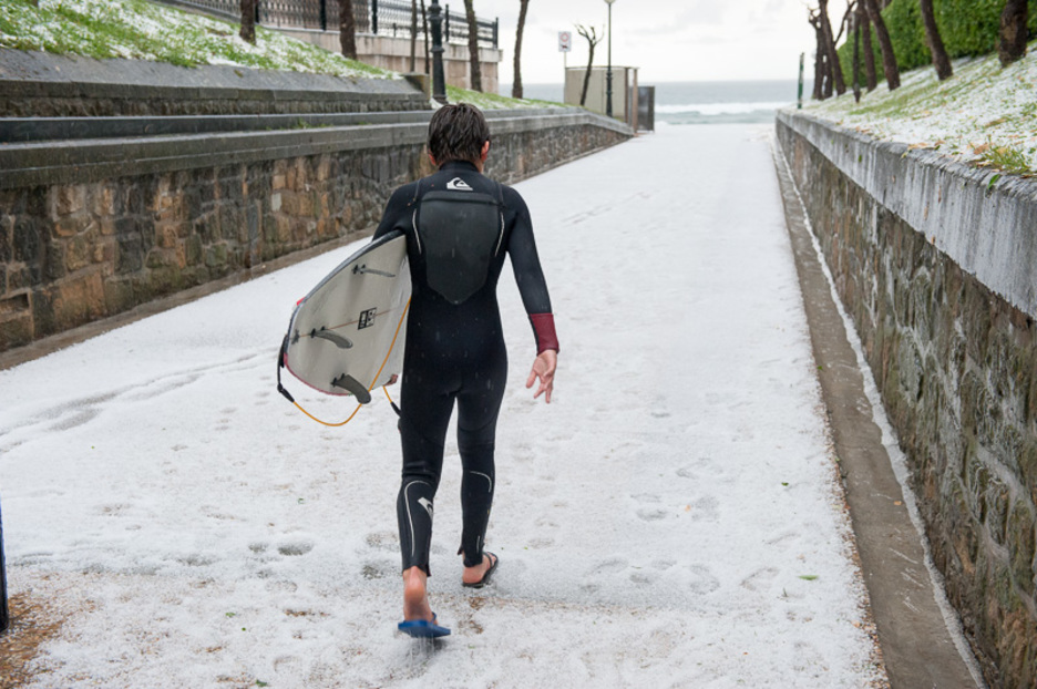 Surflari bat, hondartzara bidean. (Gorka RUBIO/ARGAZKI PRESS)