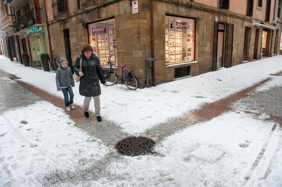 Kaleetan kontuz ibili dira bizilagunak, zorua irristakor baitzegoen. (Gorka RUBIO/ARGAZKI PRESS)