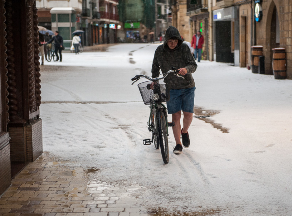 Bizikletatik jaitsita, oinez joan behar izan dute batzuk. (Gorka RUBIO/ARGAZKI PRESS)