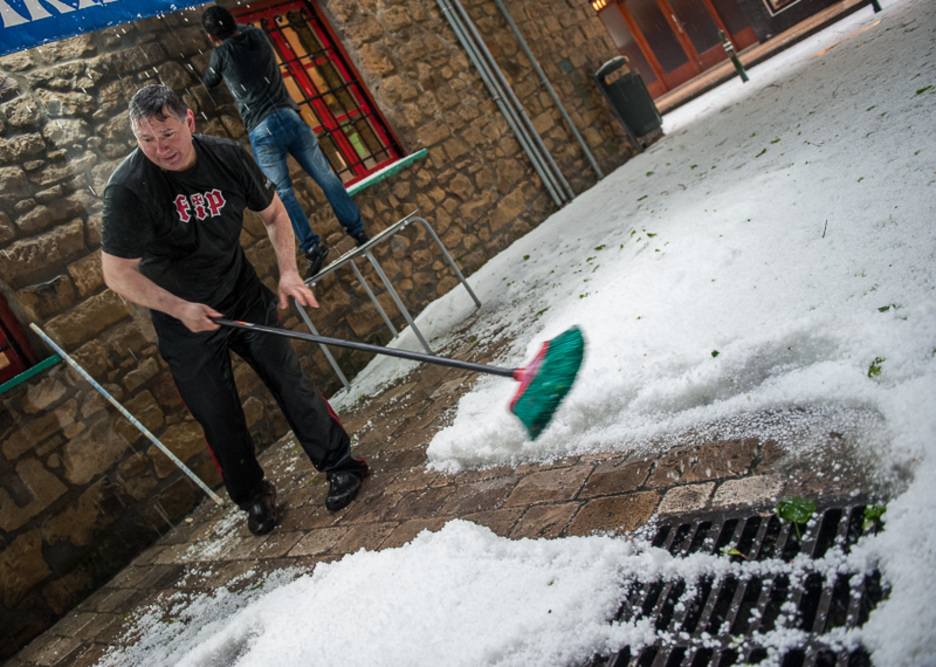 Tabernaria, ataria garbitzen. (Gorka RUBIO/ARGAZKI PRESS)