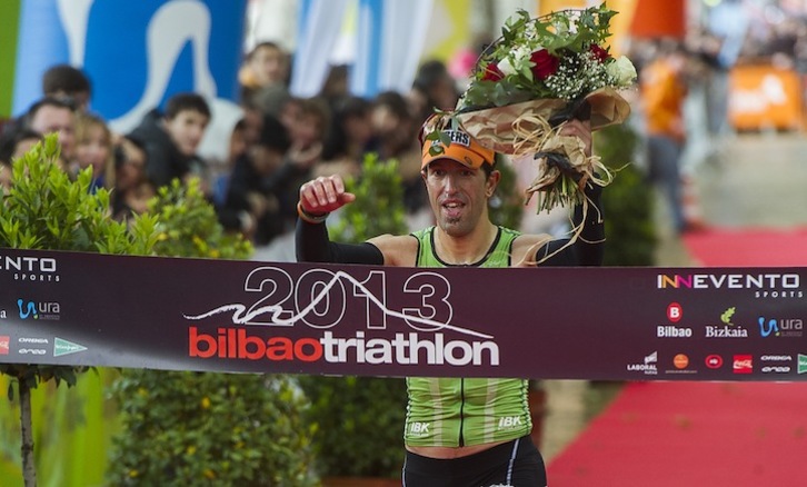 Aimar Agirresarobe, a su llegada a meta. (Luis JAUREGIALTZO/ARGAZKI PRESS)