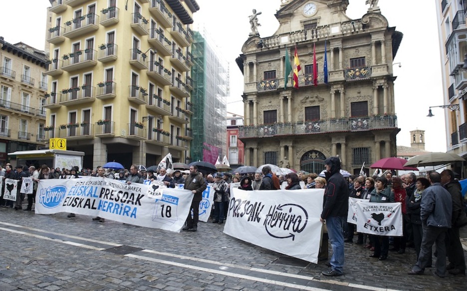 Elkarretaratze jendetsua egin dute Iruñeako Alde Zaharrean. (Idoia ZABALETA/ARGAZKI PRESS) Elkarretaratze jendetsua egin dute Iruñeako Alde Zaharrean. (Idoia ZABALETA/ARGAZKI PRESS)